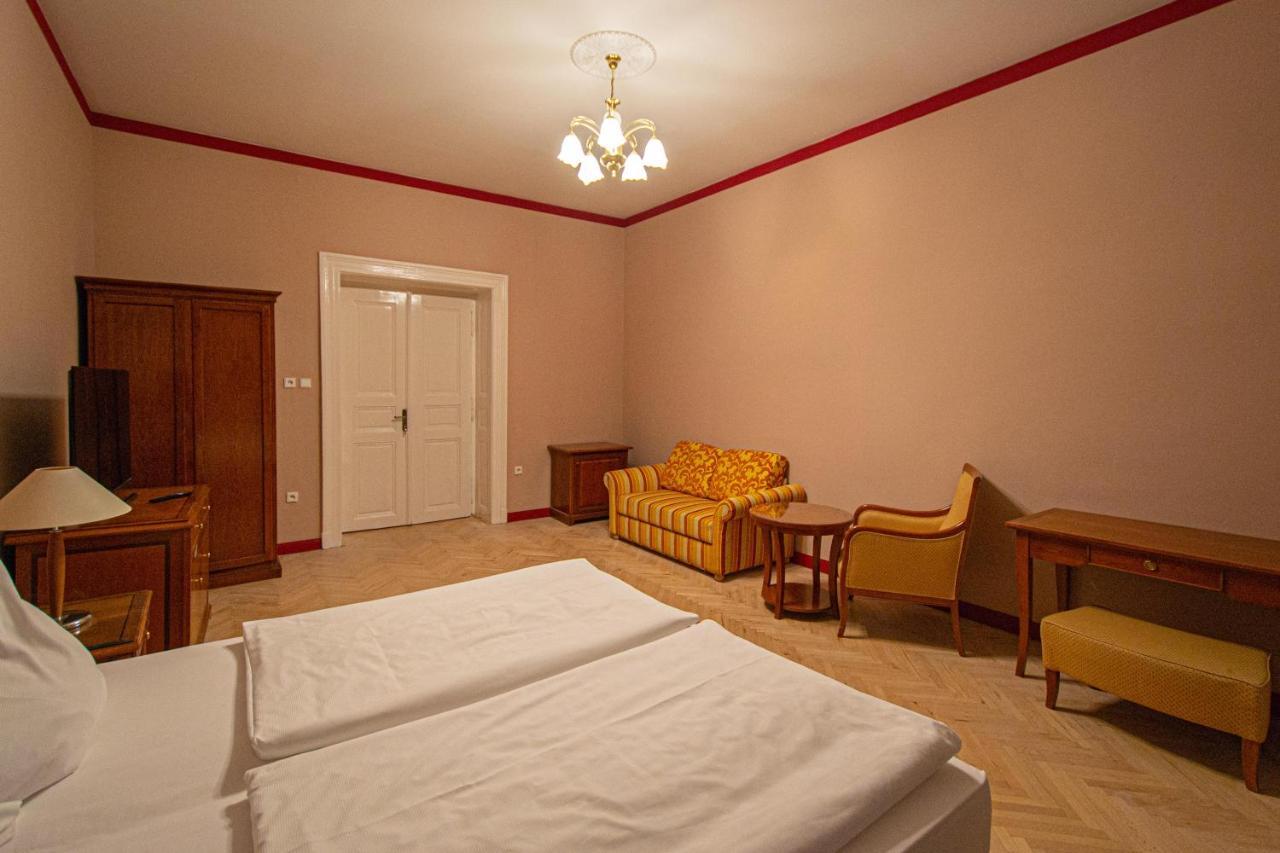 4 Bedrooms 130M2 Apartment At The Main City Square Praag Buitenkant foto